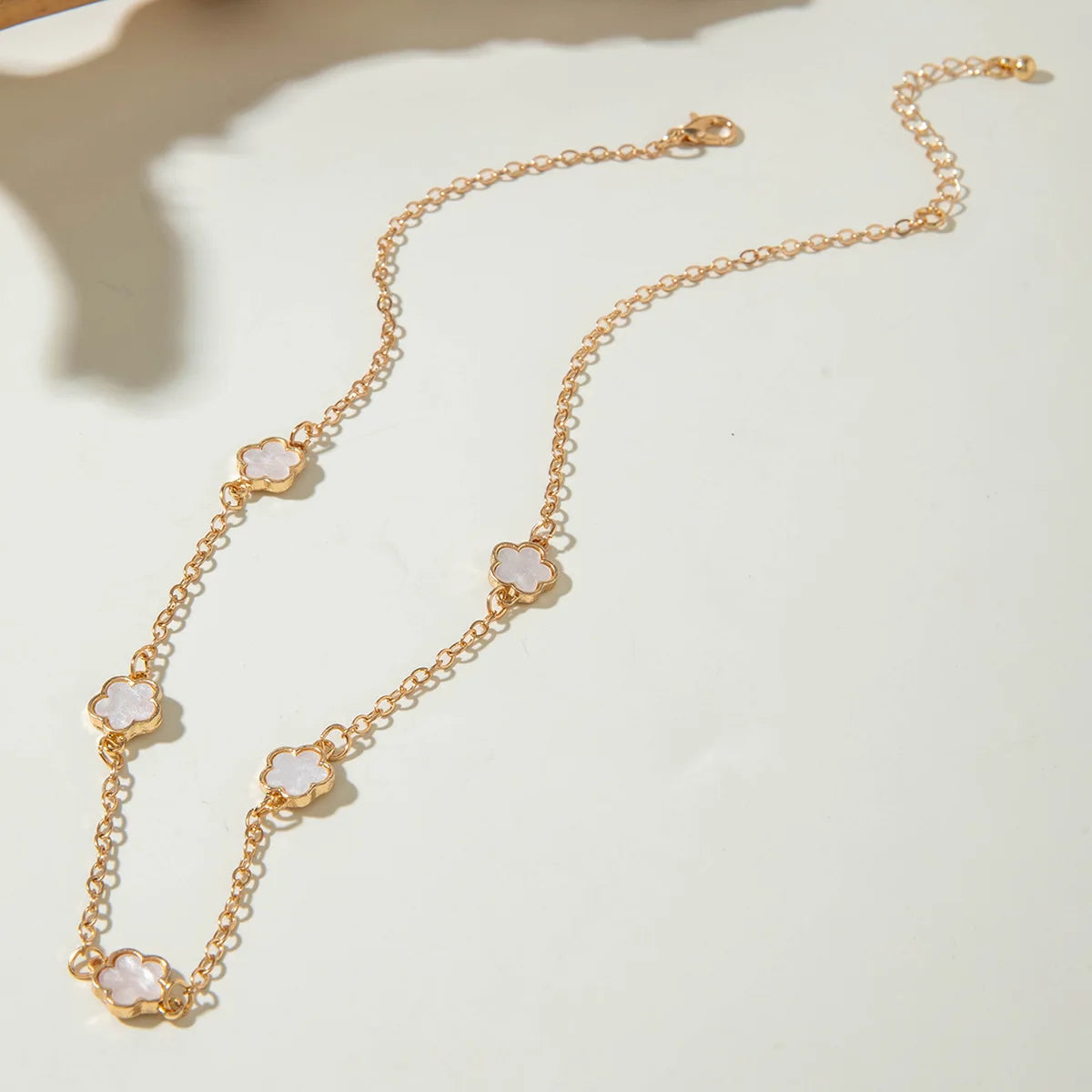 Colar Choker Flor de Cinco Pétalas – Charme Floral Dourado