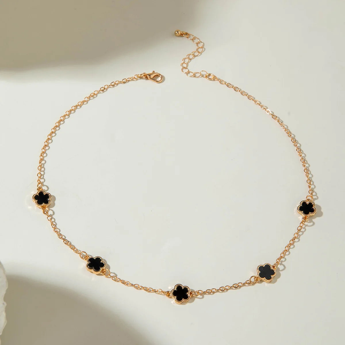 Colar Choker Flor de Cinco Pétalas – Charme Floral Dourado