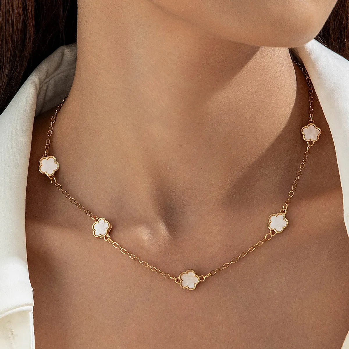 Colar Choker Flor de Cinco Pétalas – Charme Floral Dourado