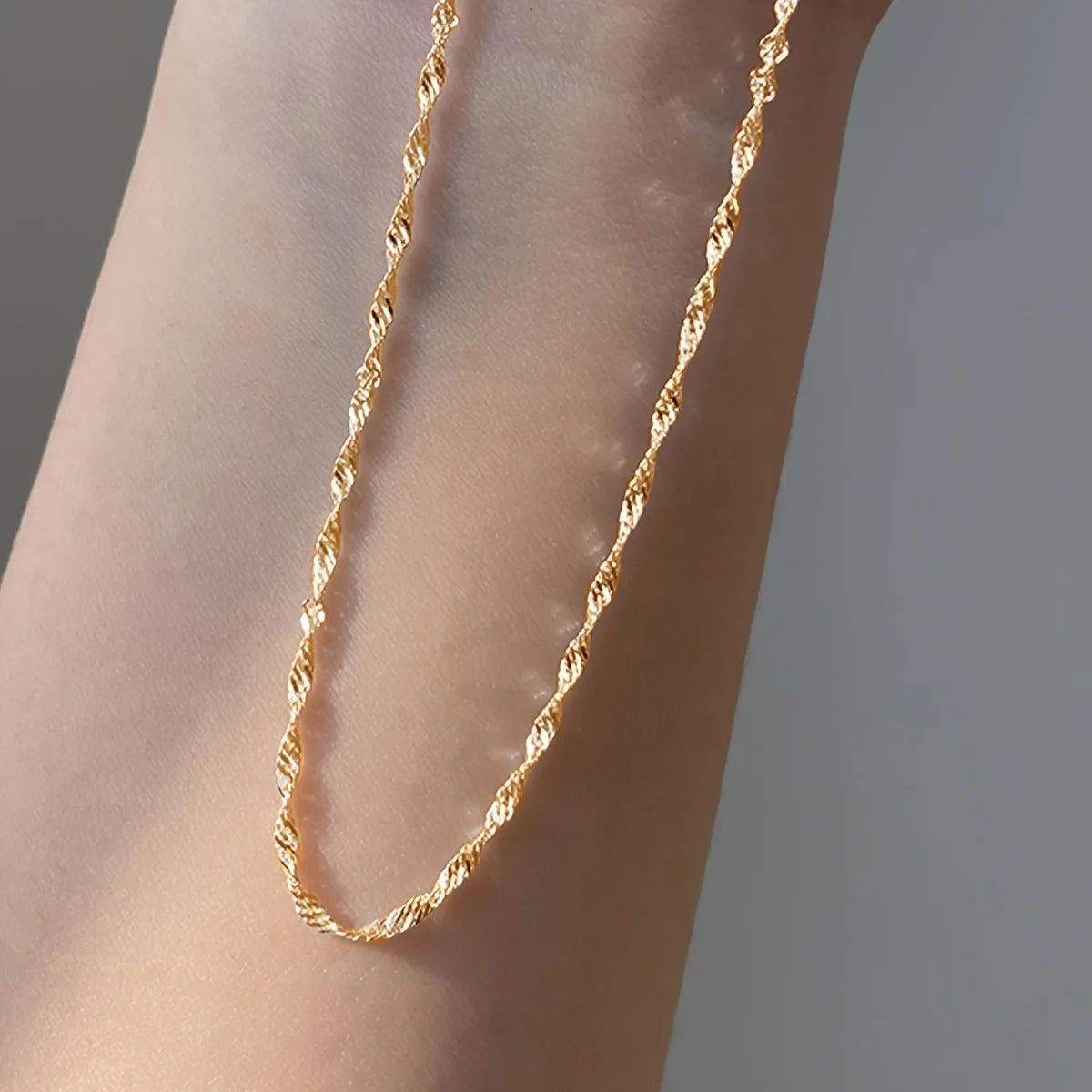 Colar Corrente Fina Banhada a Ouro – Elegância Minimalista