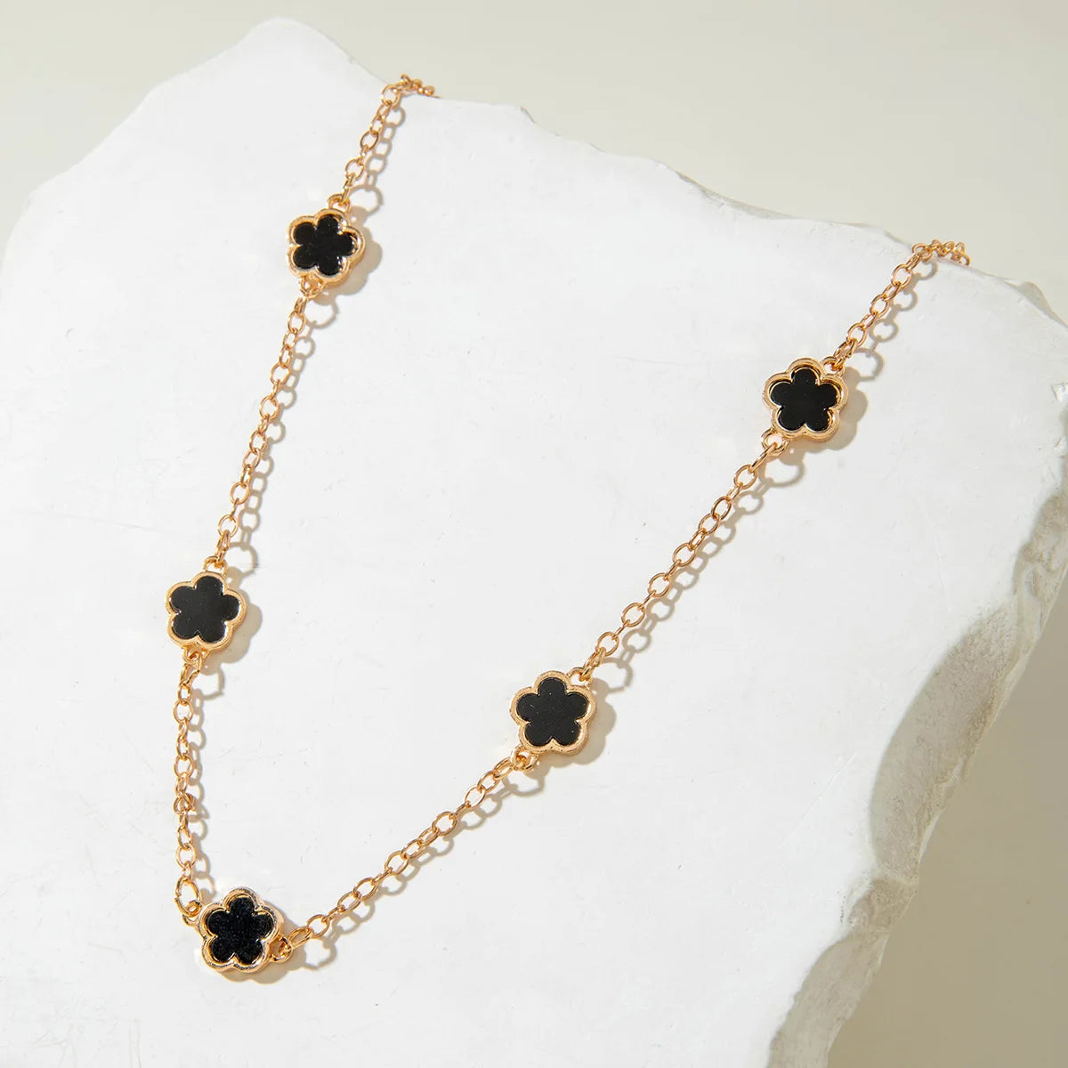 Colar Choker Flor de Cinco Pétalas – Charme Floral Dourado