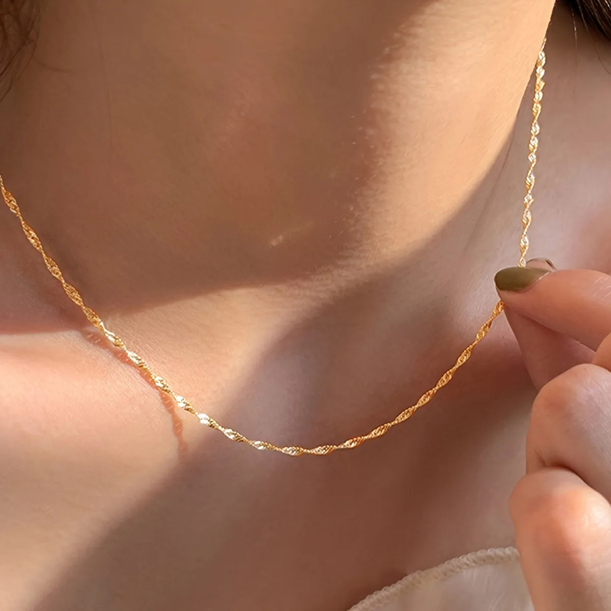 Colar Corrente Fina Banhada a Ouro – Elegância Minimalista